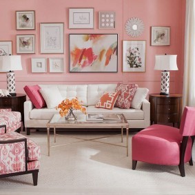 Розовые стены в гостиной комнате