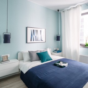 Голубые стены в спальном помещении