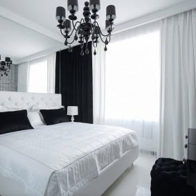 Черно-белый интерьер спальной комнаты