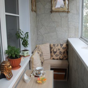 Уютное место для комфортного отдыха на балконе
