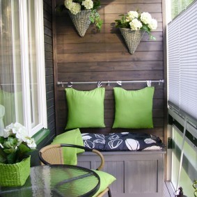 Зеленые подушки на стене балкона