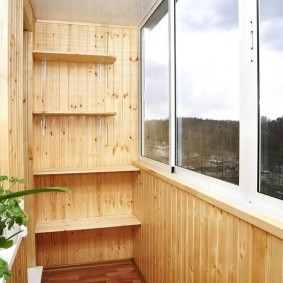 Обшивка деревянной вагонкой стен на балконе
