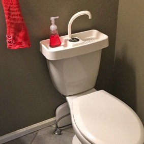 Красное полотенце на крючке в туалете