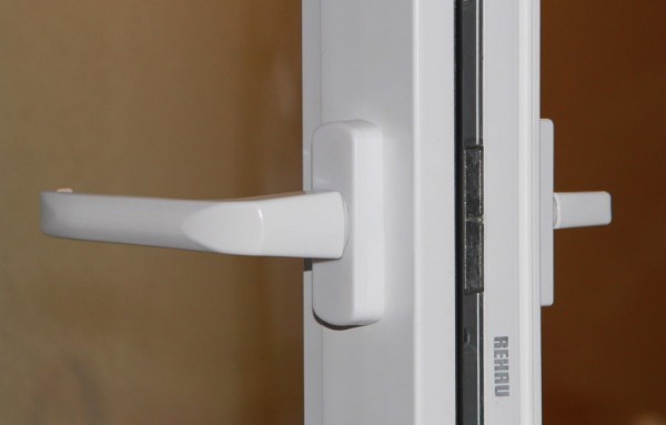 Ручка для балконной пластиковой двери: варианты устройств и методы .