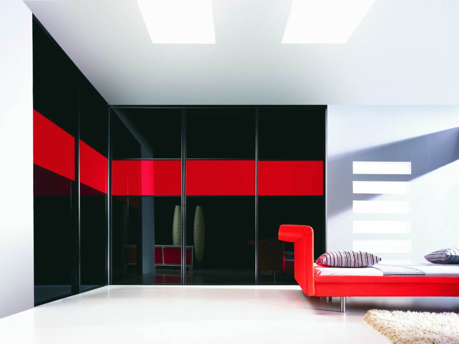 Красно-черное оформление фасадов углового шкафа