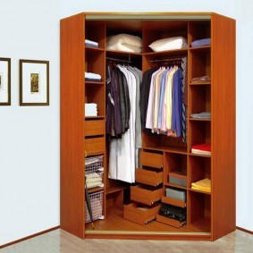 Размещение одежды и вещей в угловом шкафу-купе