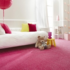 Розовый ковролин в детской комнате